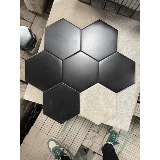 ⚫ GẠCH LỤC GIÁC 20x23cm PORCELAIN ĐEN NHÁM – SẮC MÀU CỦA SỰ TINH TẾ VĨNH CỬU BHHOMETILES