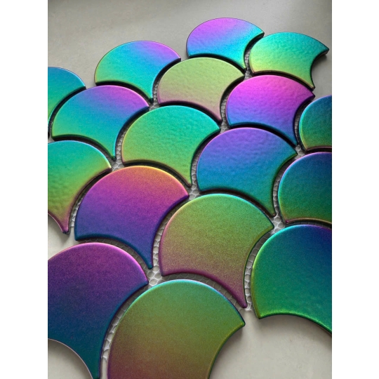 Gạch Mosaic Vảy Cá Cầu Vồng MHF38 – Dấu Ấn Màu Sắc Trong Không Gian Sang Trọng