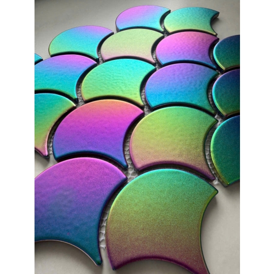 Gạch Mosaic Vảy Cá Cầu Vồng MHF38 – Dấu Ấn Màu Sắc Trong Không Gian Sang Trọng